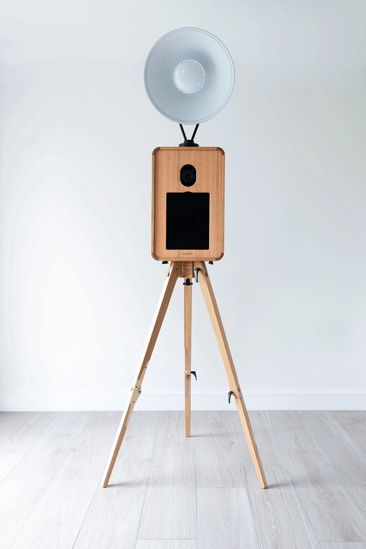 Doğal meşe gövdeli, üç ayaklı photo booth ve yuvarlak stüdyo ışığı